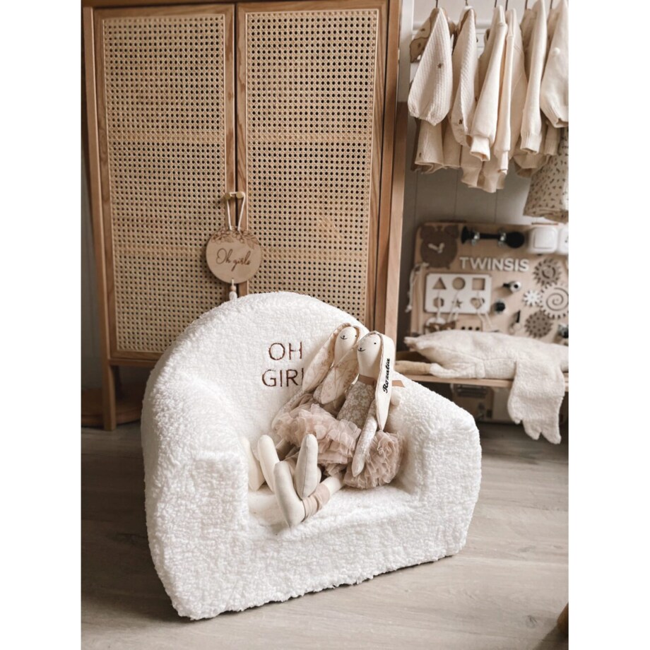 Futrzany fotelik dla dziecka z haftowanym imieniem biały