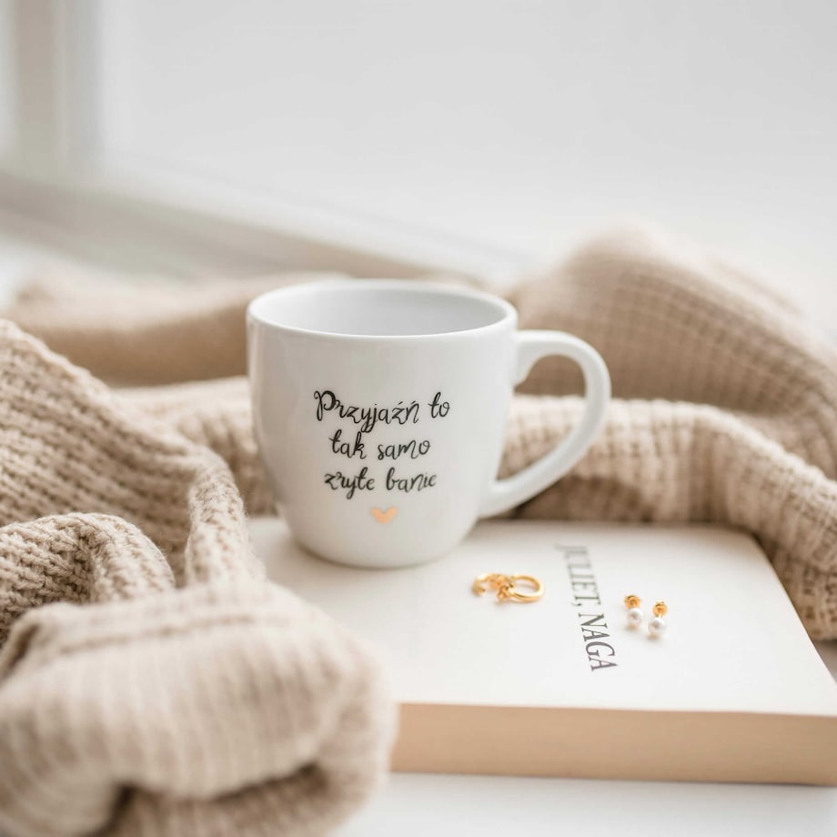 Biały Kubek Porcelanowy 300 ml - Motyw Złotego Serca i Napis Przyjaźń To Tak Samo Zryte Banie dla Najlepszej Przyjaciółki na Urodziny