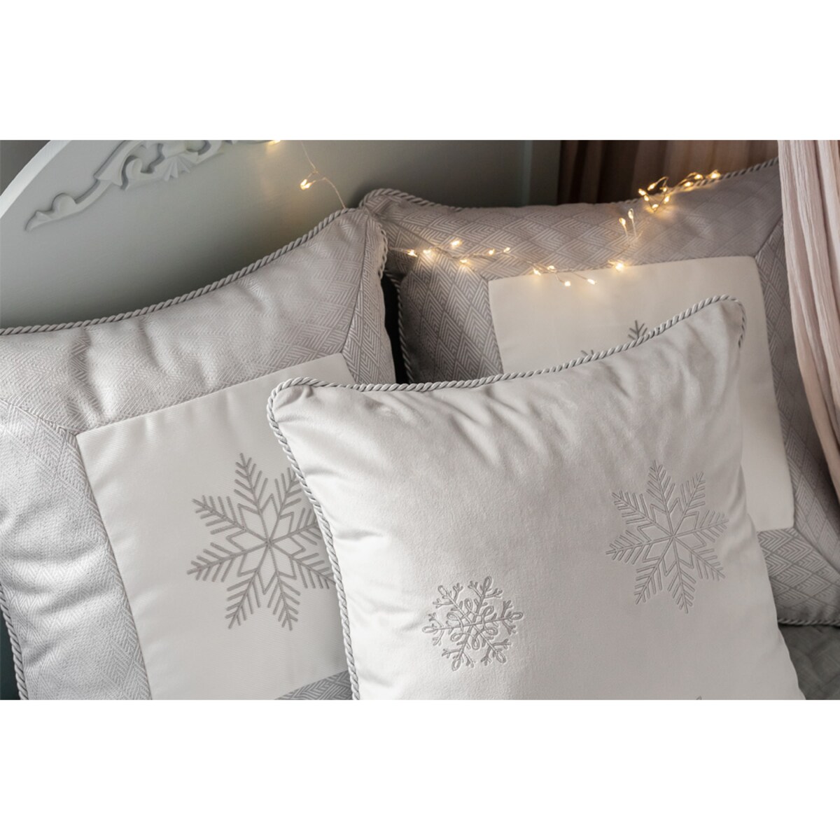 Srebrna poduszka zimowa Snowflake IV 50x50 cm