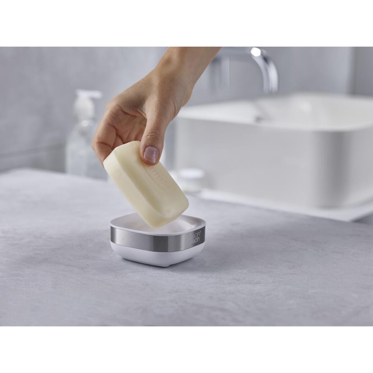 Mydelniczka biało-stalowa Slim, 4 x 8 x 9 cm, Joseph Joseph