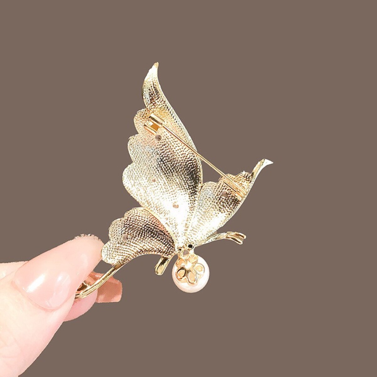 Broszka ozdobna - MOTYL z perłą, biała masa perłowa z cyrkoniami BZ227