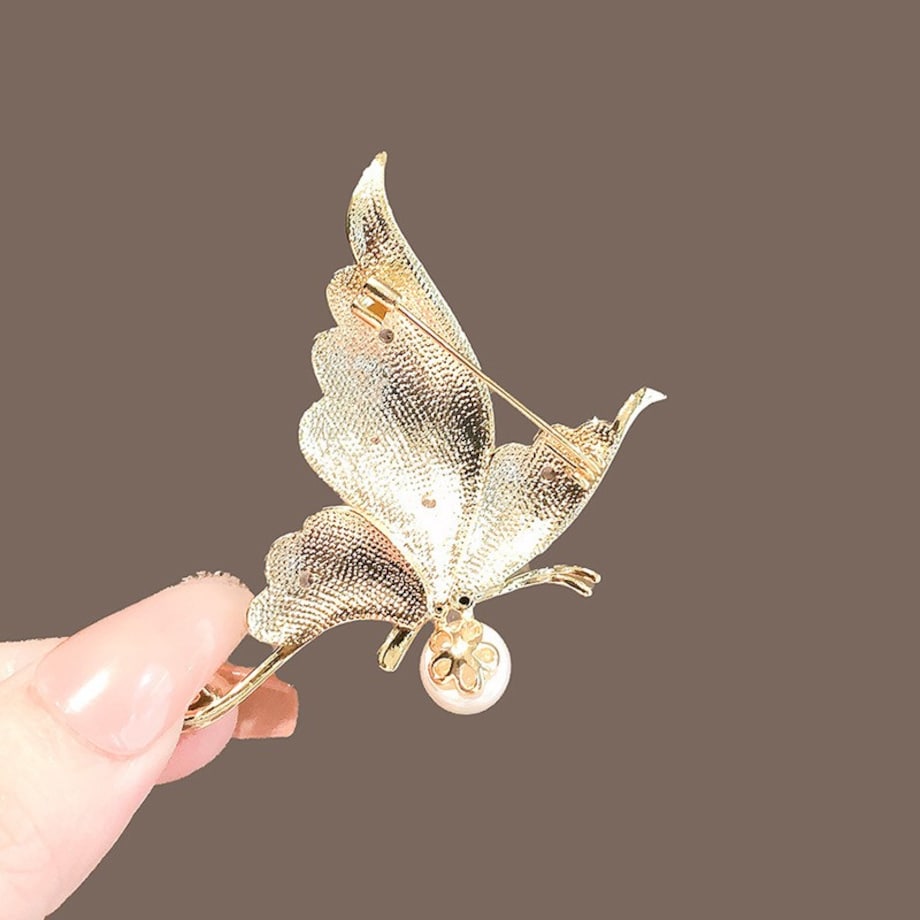 Broszka ozdobna - MOTYL z perłą, biała masa perłowa z cyrkoniami BZ227