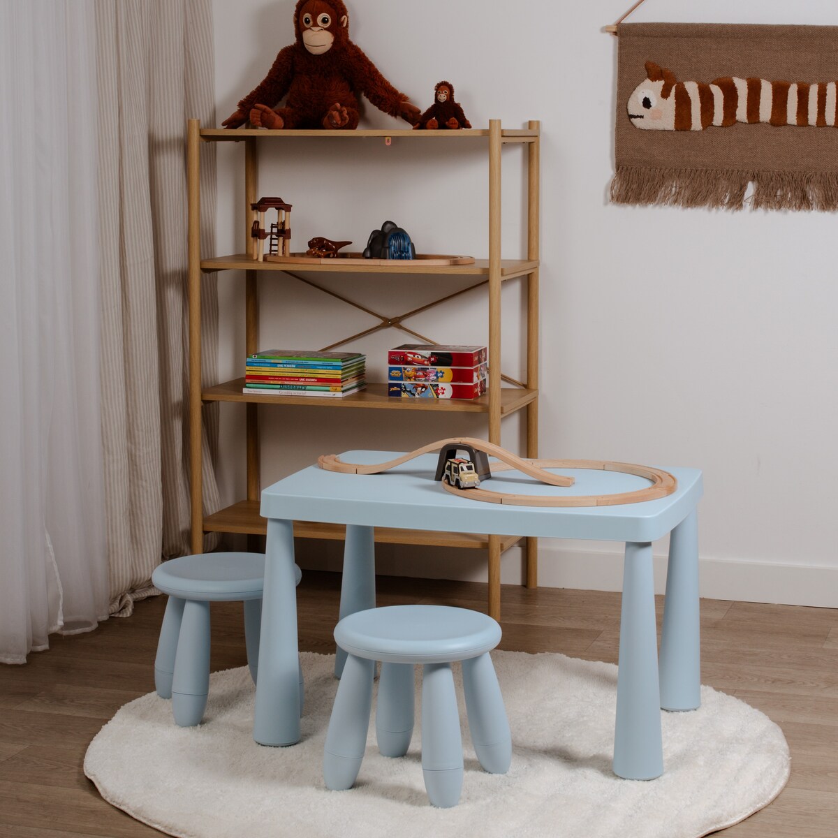 Stolik dla dzieci plastikowy niebieski stabilny stoliczek