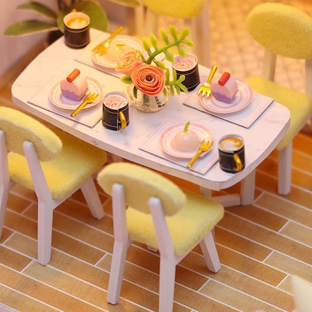 Miniaturowy domek - Śniadanie pod pergolą