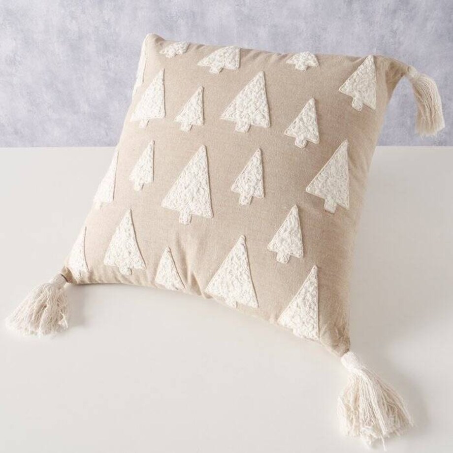 Poduszka dekoracyjna z wyszytymi choinkami i chwostami TAMMO, 40 x 40 cm