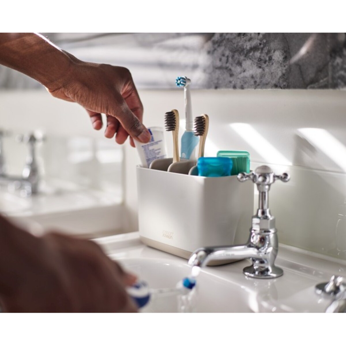 Pojemnik na szczoteczki L beżowy EasyStore, 12.8 x 17.1 x 8.6 cm, Joseph Joseph