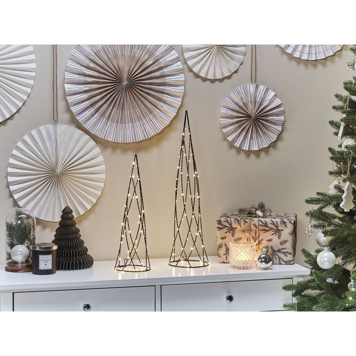 Zestaw 2 figurek dekoracyjnych LED choinka czarny NEIDEN