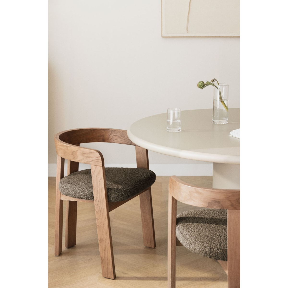 Krzesło z podłokietnikami, jasne drewno, kawa z mlekiem bouclé, Yvonne