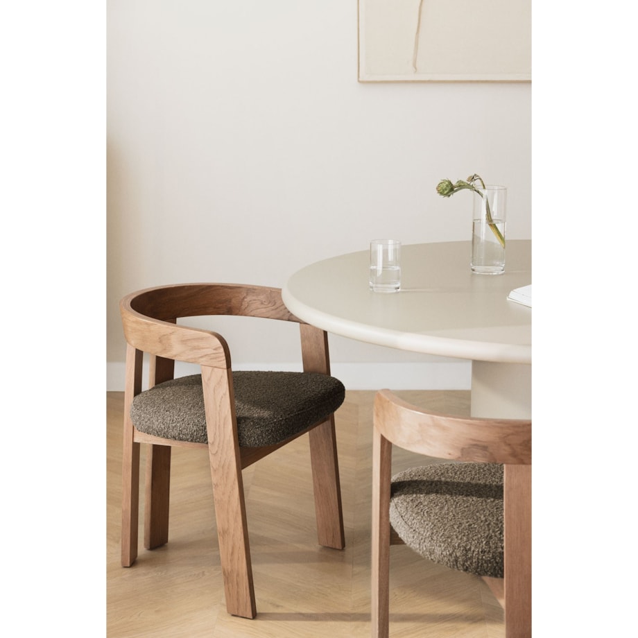 Krzesło z podłokietnikami, jasne drewno, kawa z mlekiem bouclé, Yvonne