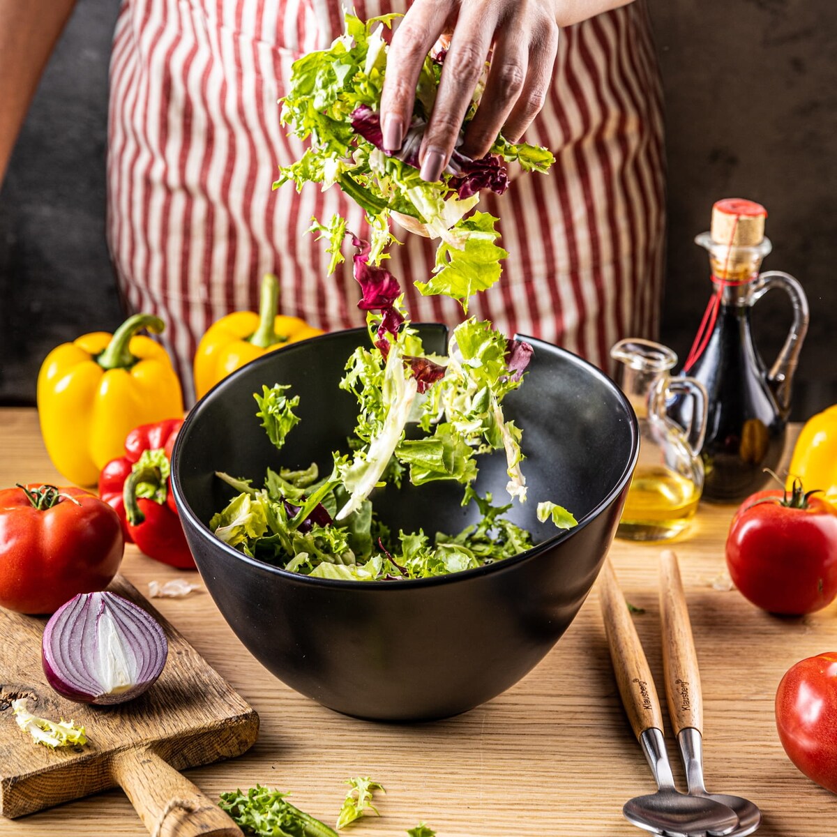 Porcelanowa misa czarna 23cm do sałatek z łyżkami KLAUSBERG