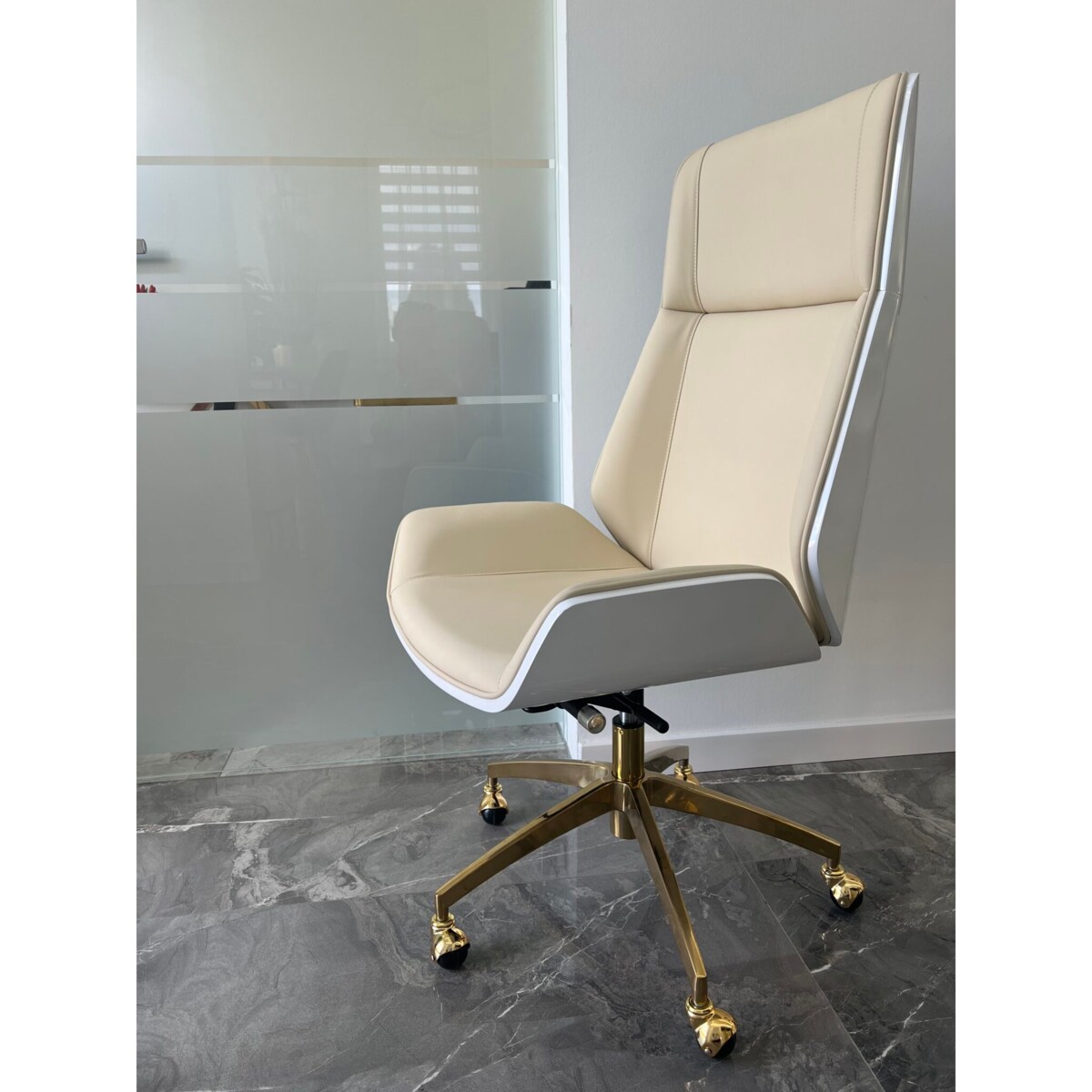 Zestaw mebli biurowych Prima: biurko białe glamour + fotel obrotowy