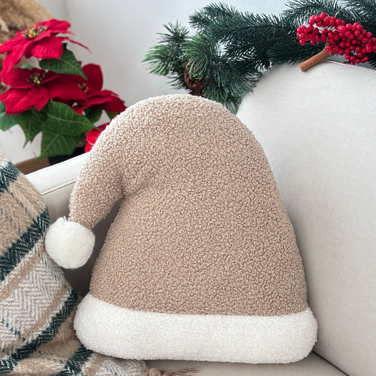 Poduszka w kształcie czapki Mikołaja beżowa boucle