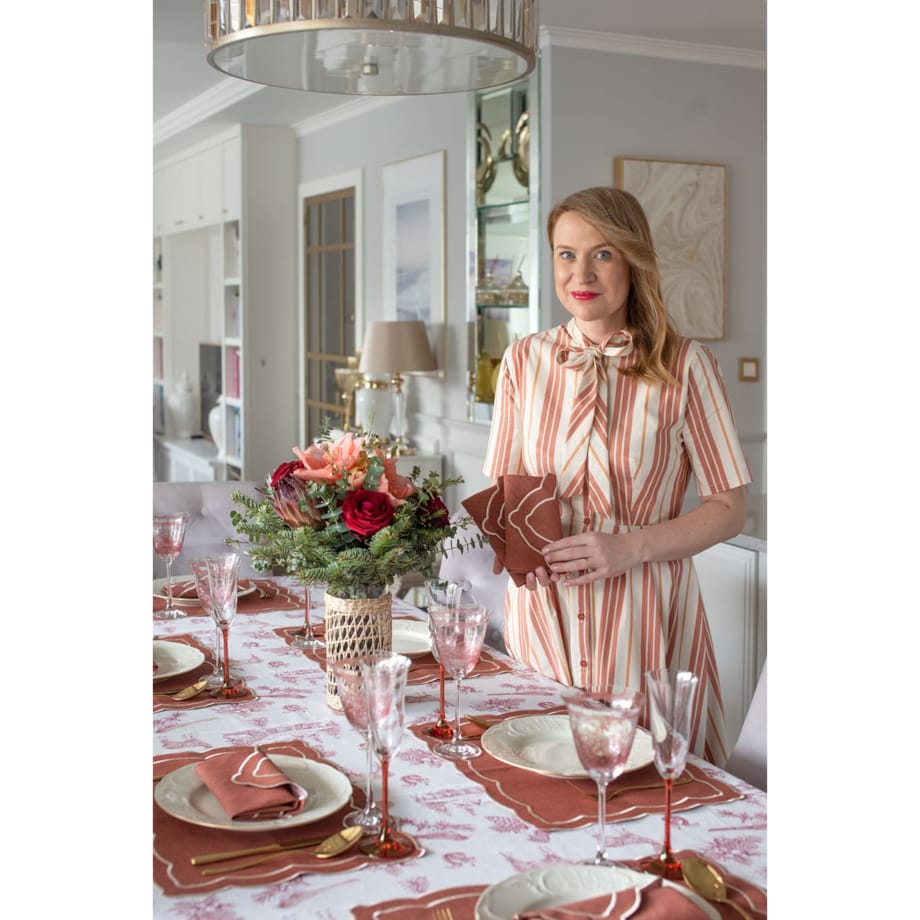 Obrus Toile de Jouy Red Forest - 140 cm x 300 cm - idealny dla 8 osób