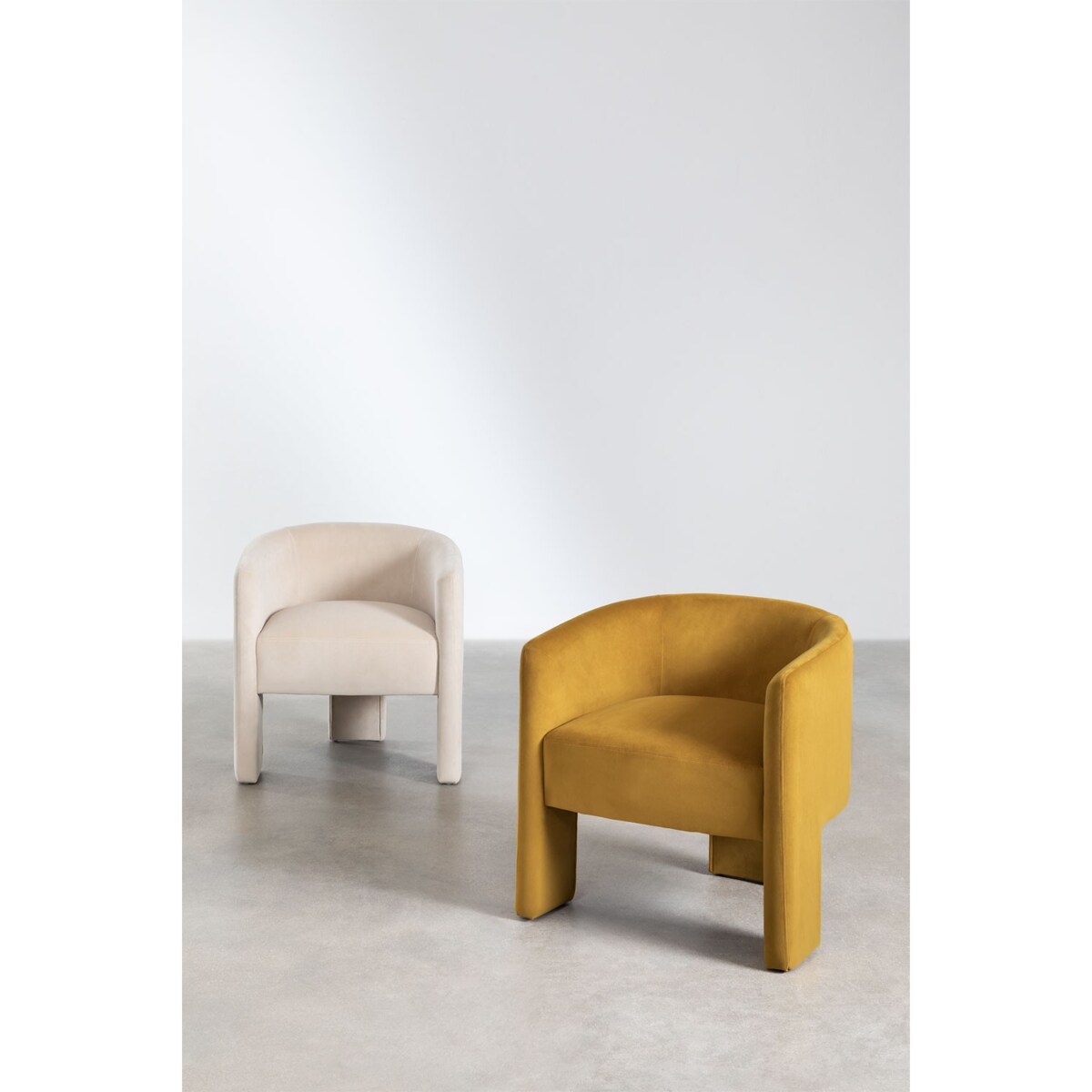 Fotel aksamitny na trzech nogach Maupiti kremowy