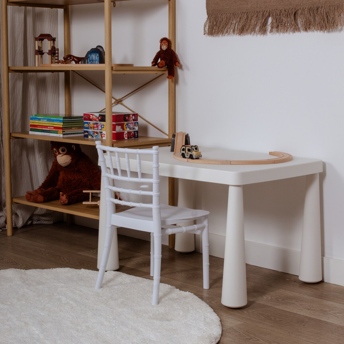 Krzesełko dla dzieci plastikowe z oparciem białe dziecięce