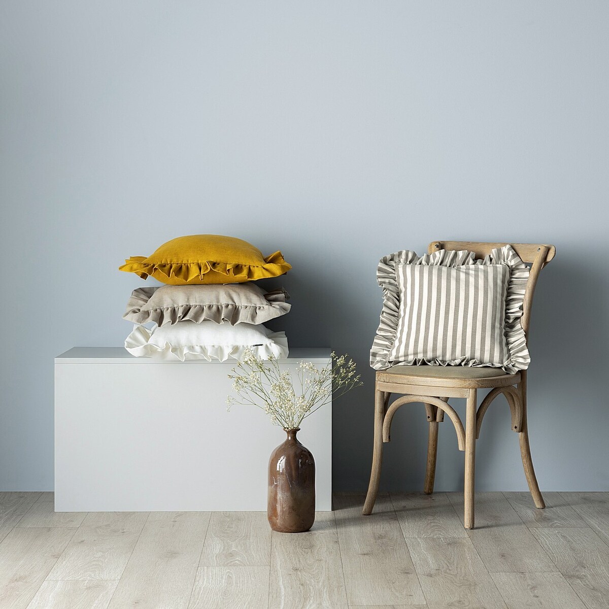 Poszewka Paula z falbaną 45x45 szaro-białe pasy (1,5cm)