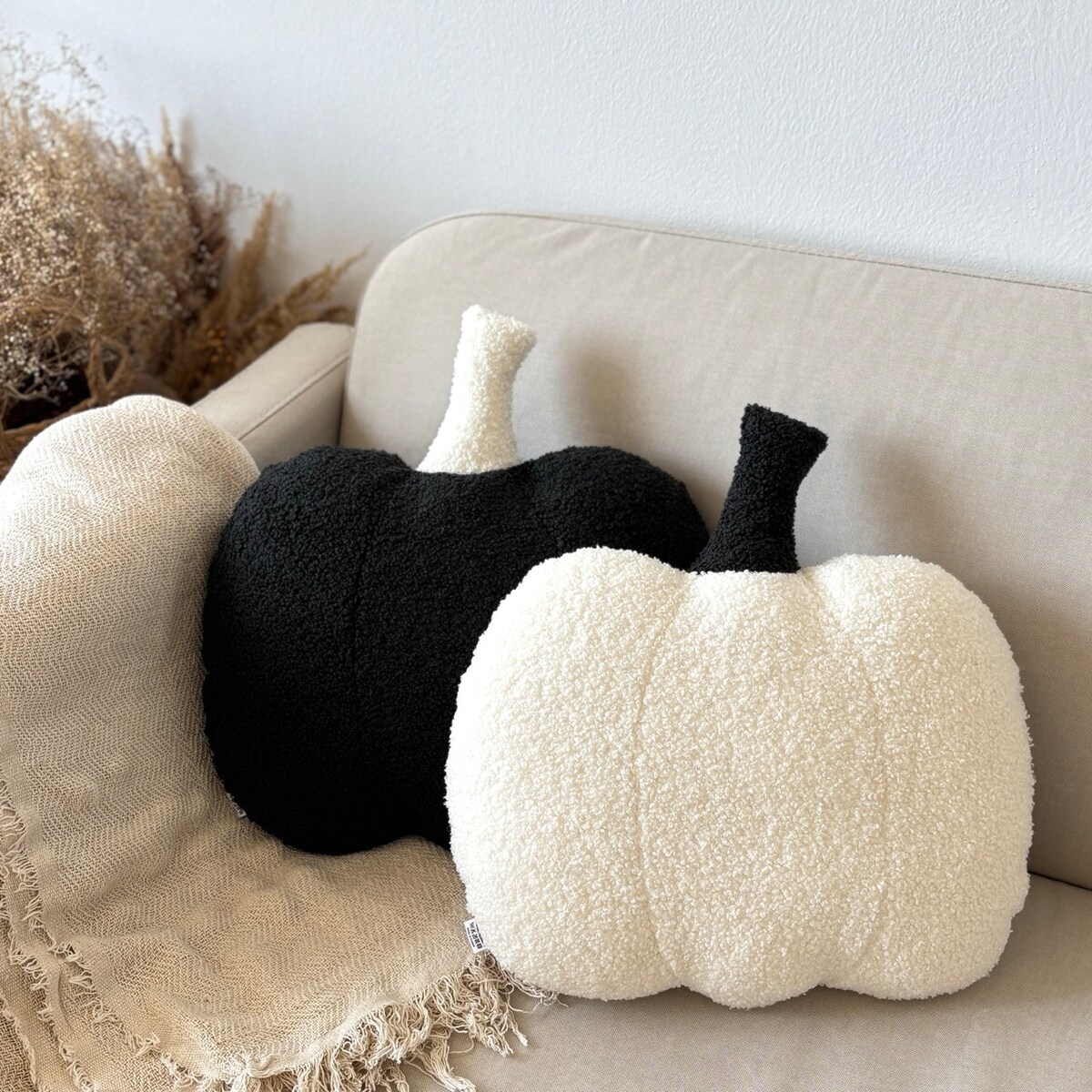 Poduszka jesienna Dynia boucle czarna