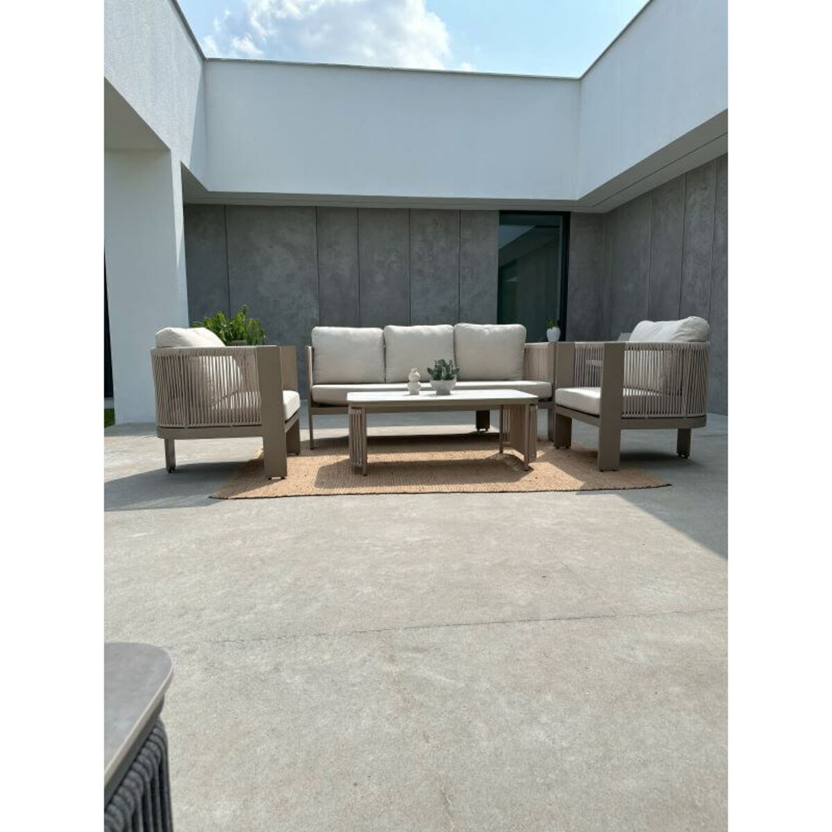 ALUMINIOWY FOTEL LEONE W KOLORZE SZAMPAŃSKIM