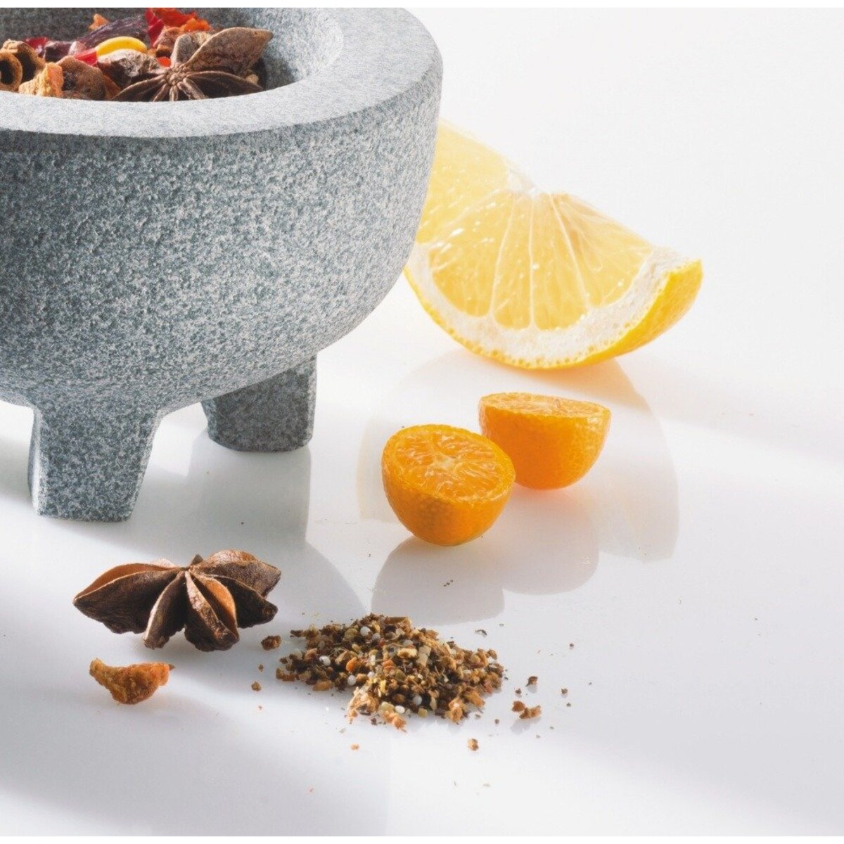 Moździerz granitowy z nóżkami, kamienna miseczka z zaokrąglonym dnem i poręcznym tłuczkiem