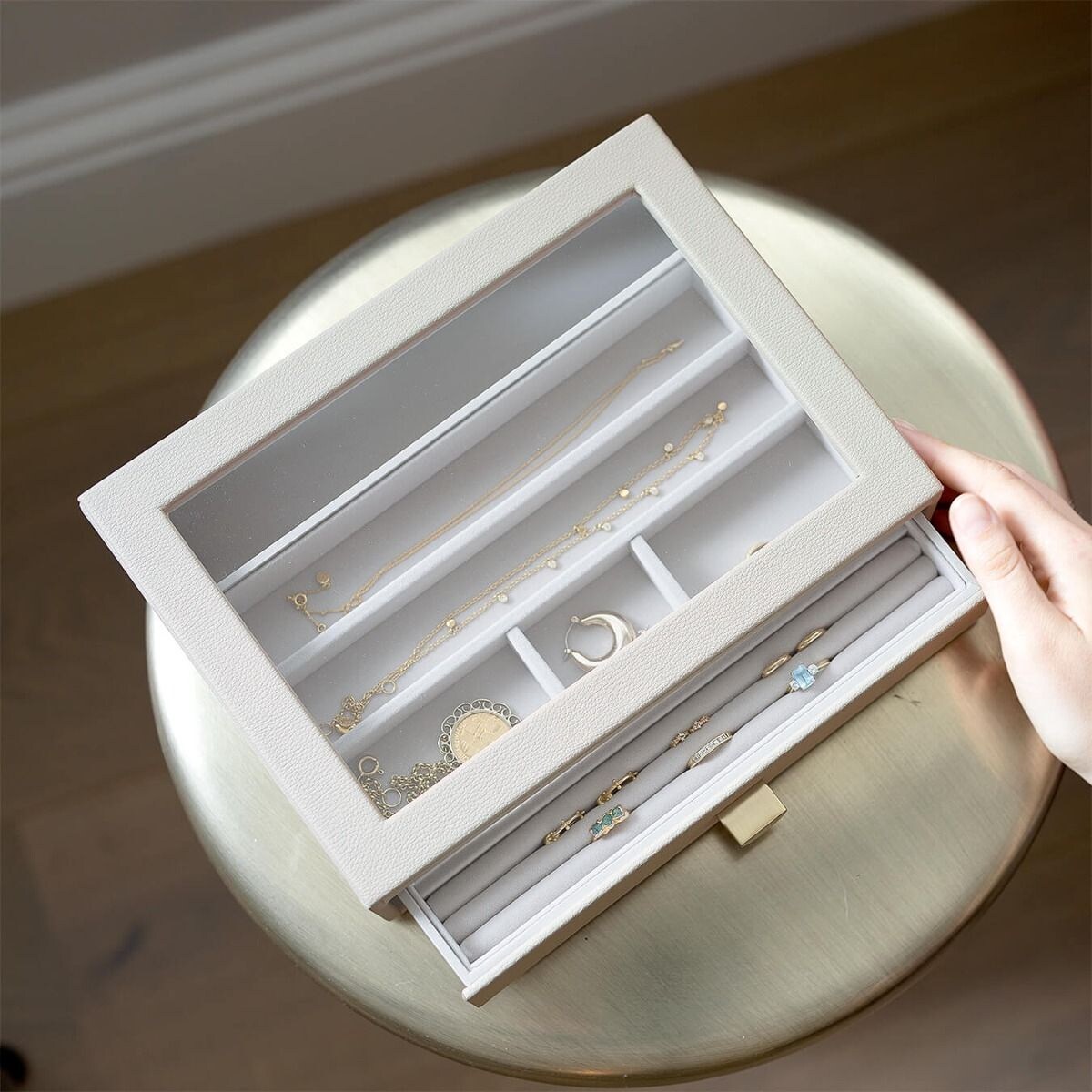 Szkatułka na biżuterię Stackers Pebble 6 komorowa classic jasnobeżowa z szufladą i szklaną pokrywką