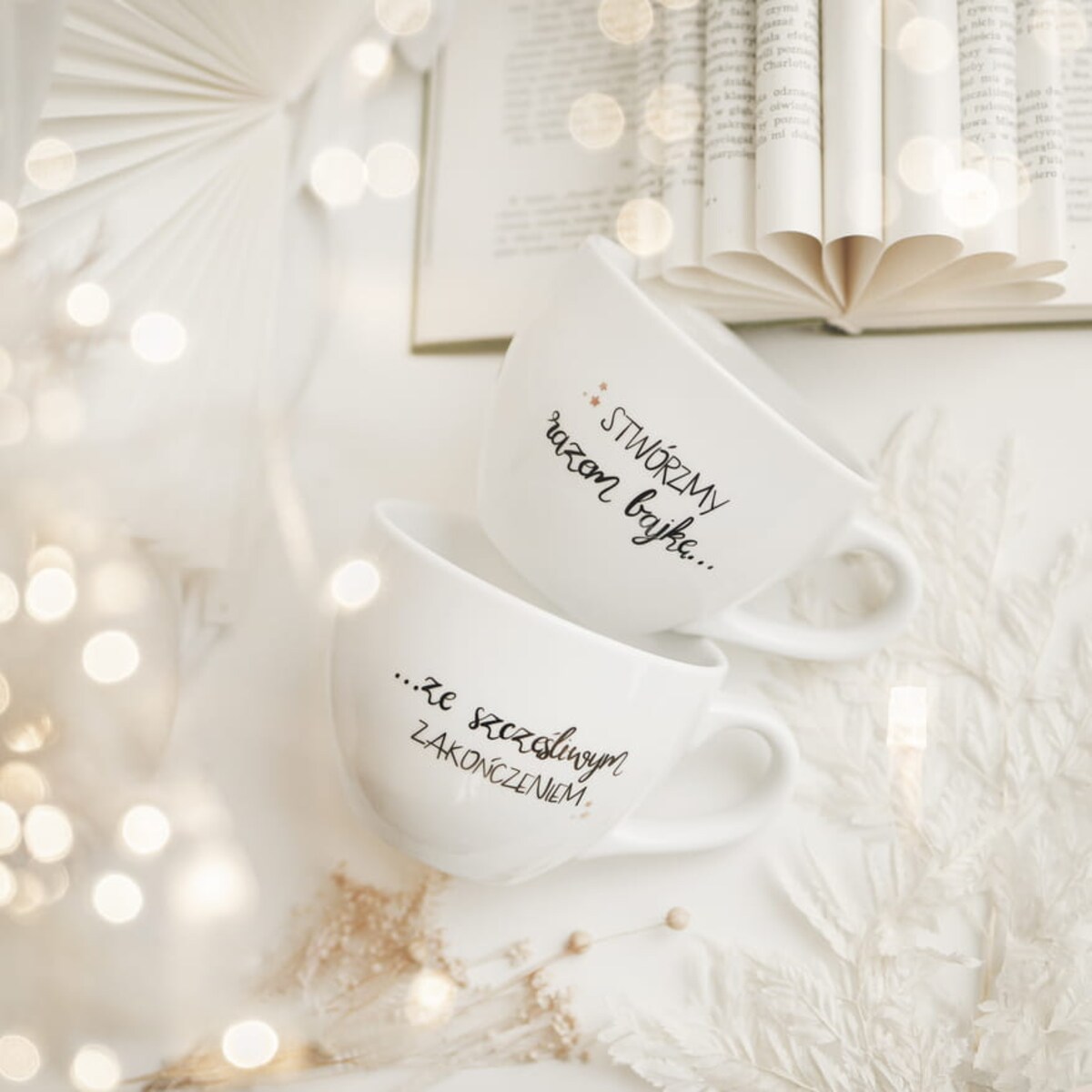 Zestaw 2 białych kubków porcelanowych 500 ml - motyw złotych gwiazdek i napisu stwórzmy razem bajkę ze szczęśliwym zakończeniem dla nowożeńców na ślub