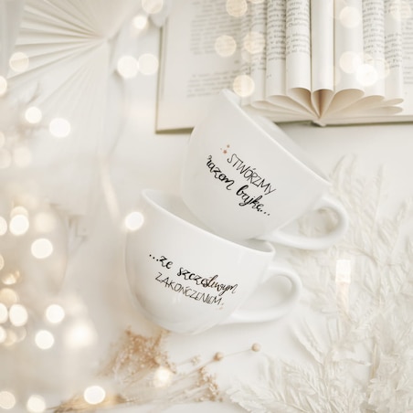Zestaw 2 białych kubków porcelanowych 500 ml - motyw złotych gwiazdek i napisu stwórzmy razem bajkę ze szczęśliwym zakończeniem dla nowożeńców na ślub
