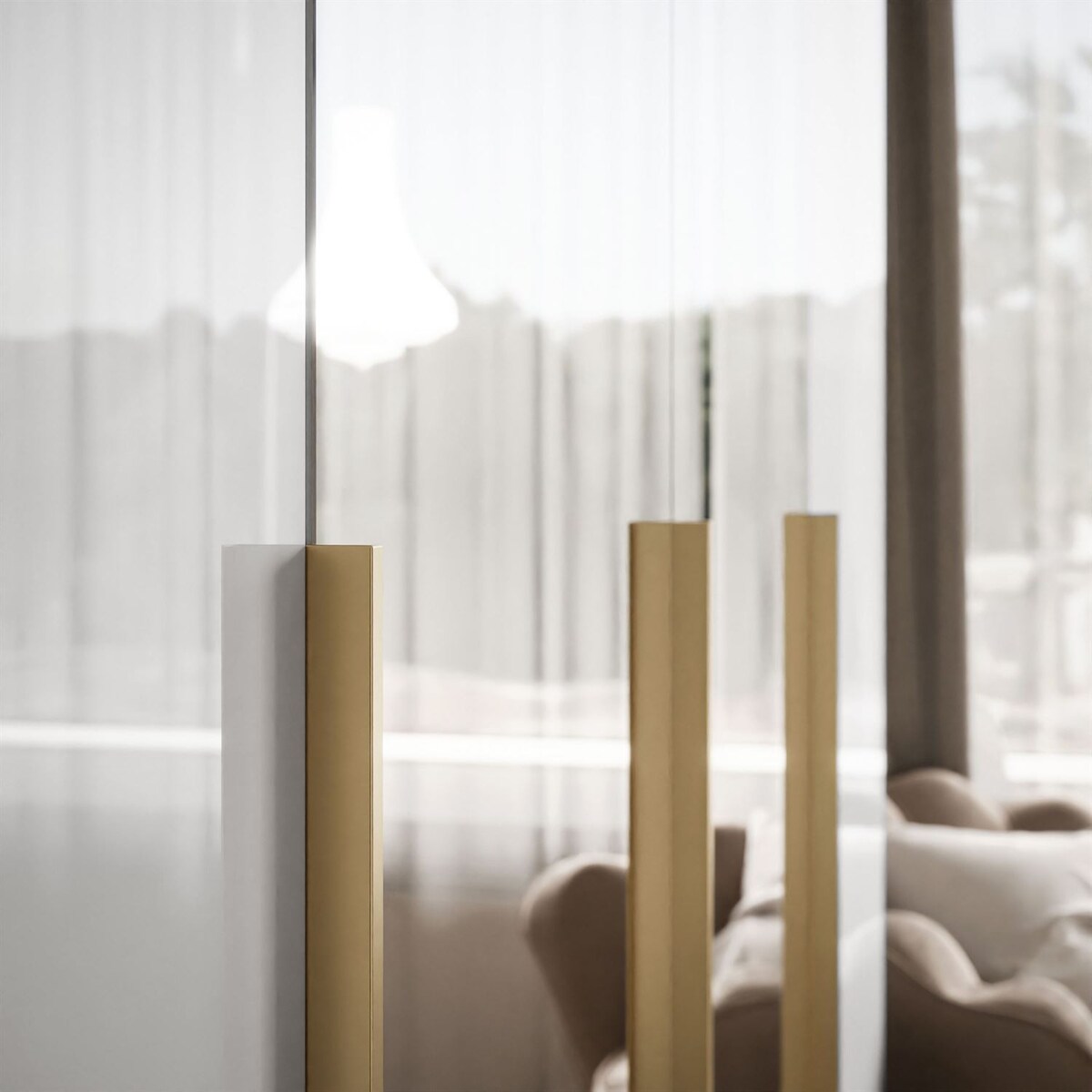 Szafa uchylna z lustrem AURORA 4D w białym połysku złoty uchwyt