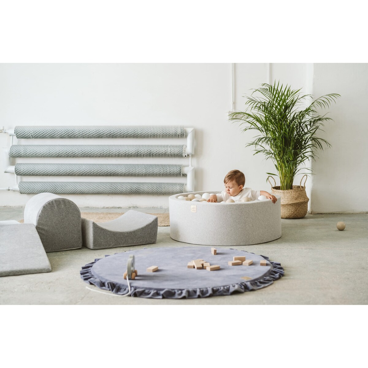 Mata Okrągła z Falbanką 100x100cm dla Dzieci, Welurowa, Szaroniebieska