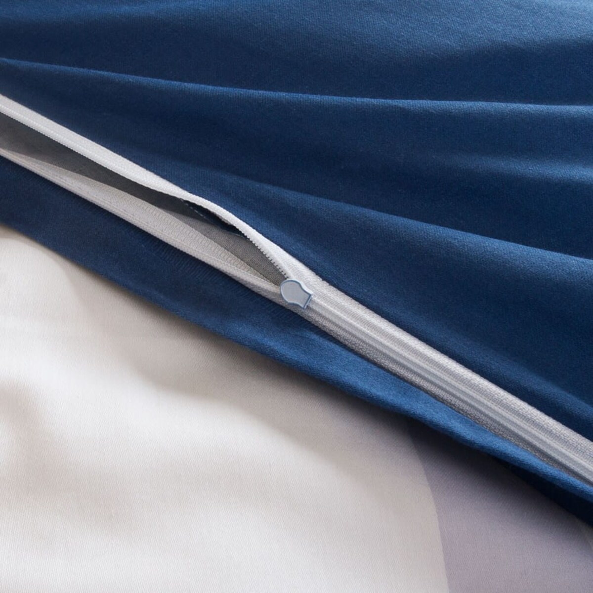 Pościel satyna bawełniana 220x200 Satynlove granatowo białe pasy w ornamenty