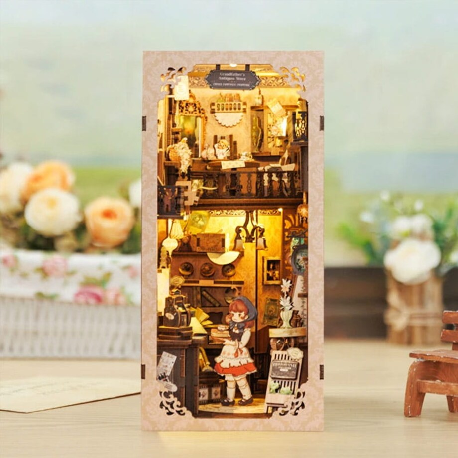 Miniaturowy domek Book Nook - Sklep z antykami - CuteBee
