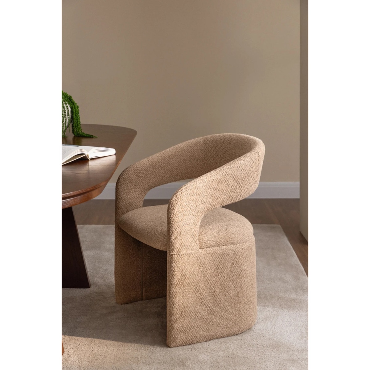 Krzesło tapicerowane Jules z podłokietnikami kawa z mlekiem