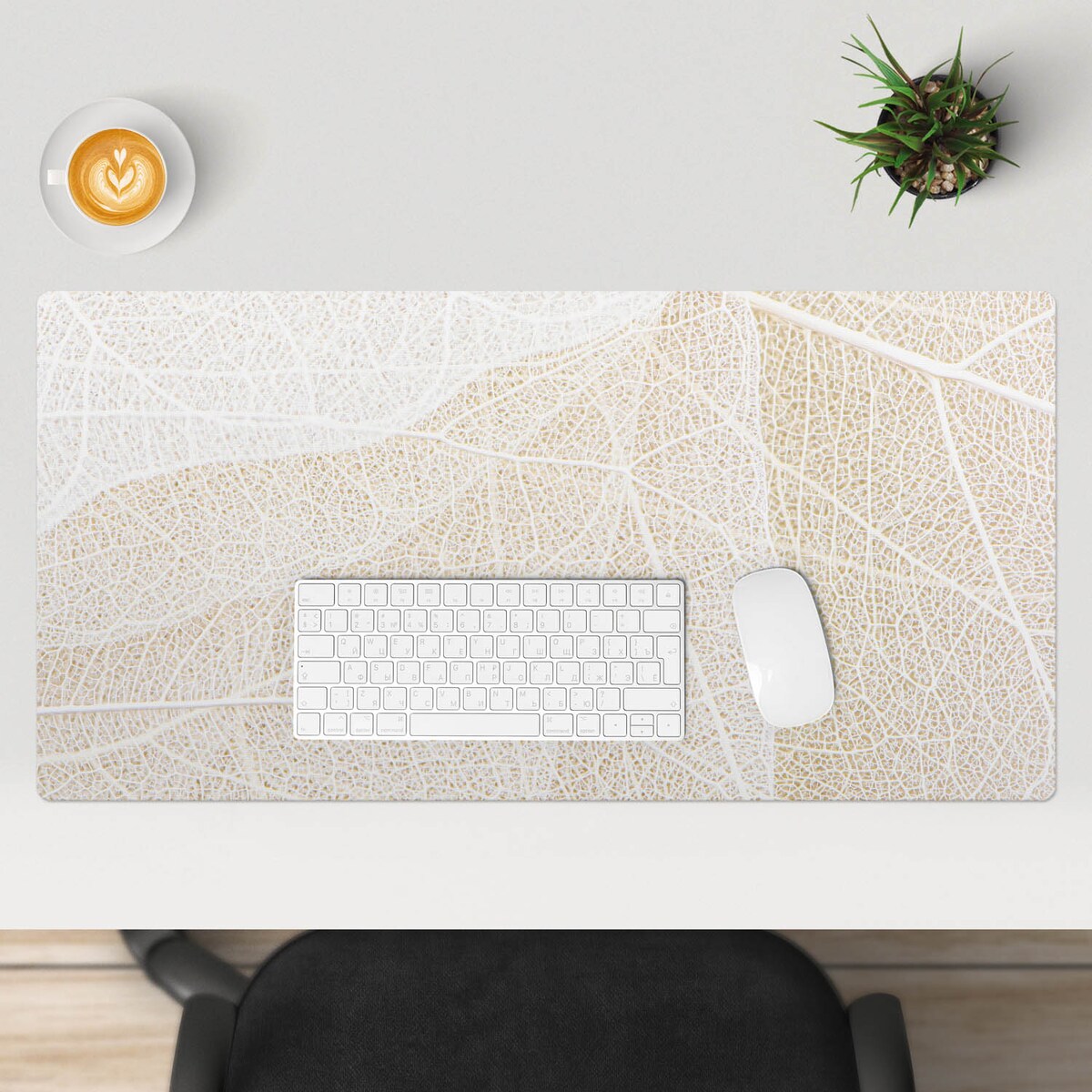 Beżowa mata na biurko Liść w delikatnym wzorze, 90x45 cm