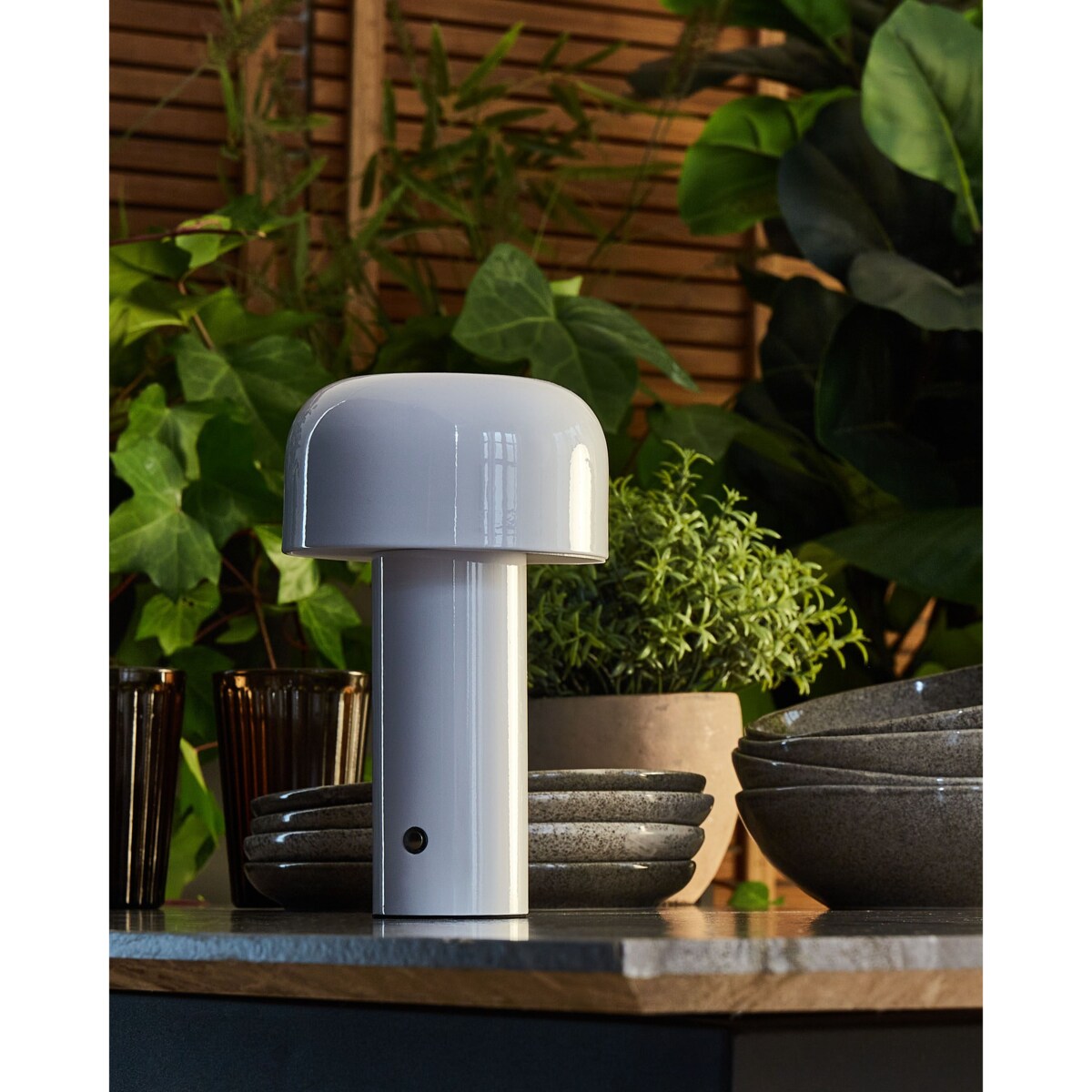 Bezprzewodowa lampa stołowa metalowa biała BESOS