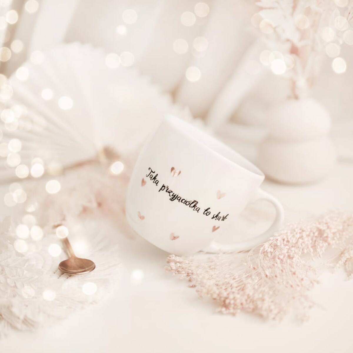 Biały Kubek Porcelanowy 300 ml - Napis Taka Przyjaciółka To Skarb i Złote Serduszka na Urodziny dla Przyjaciółki