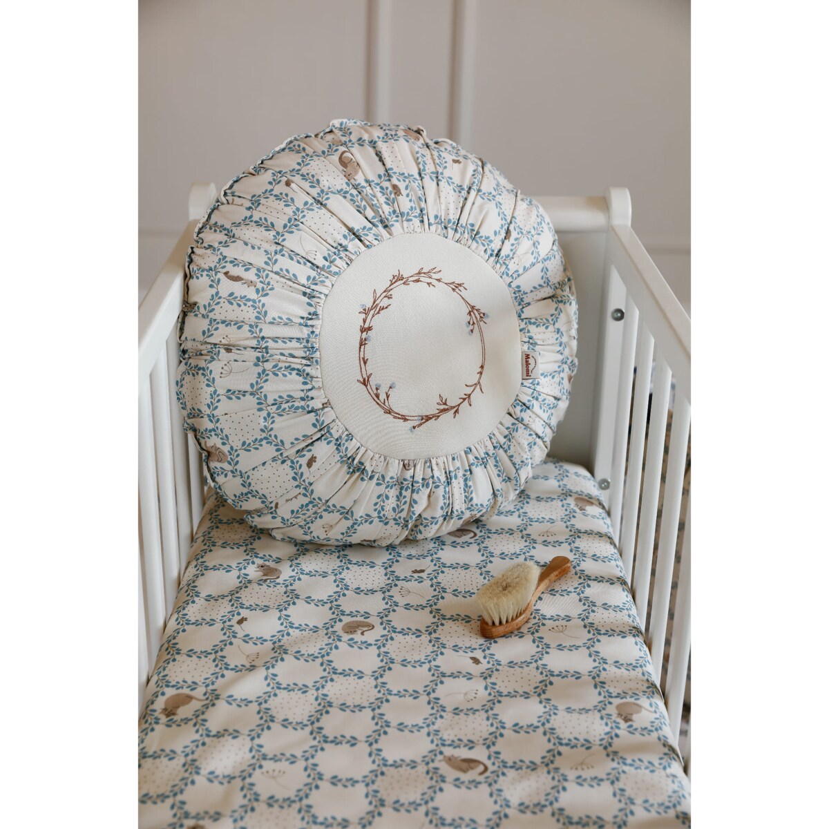 Poduszka dekoracyjna okrągła z haftem Blue Cottage