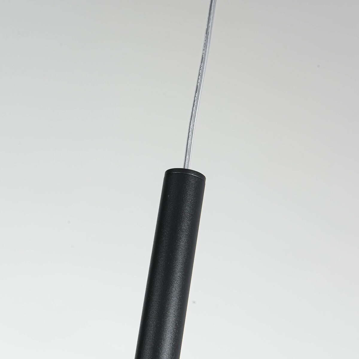 Minimalistyczna lampa wisząca Lungo do przedpokoju czarna