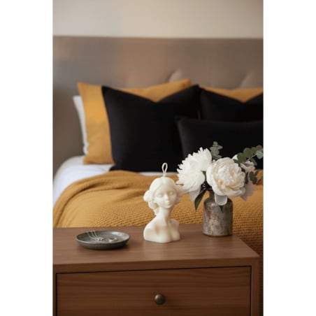 Świeca sojowa Clara – kobieca rzeźba z kwiatami z naturalnego, bezzapachowego wosku