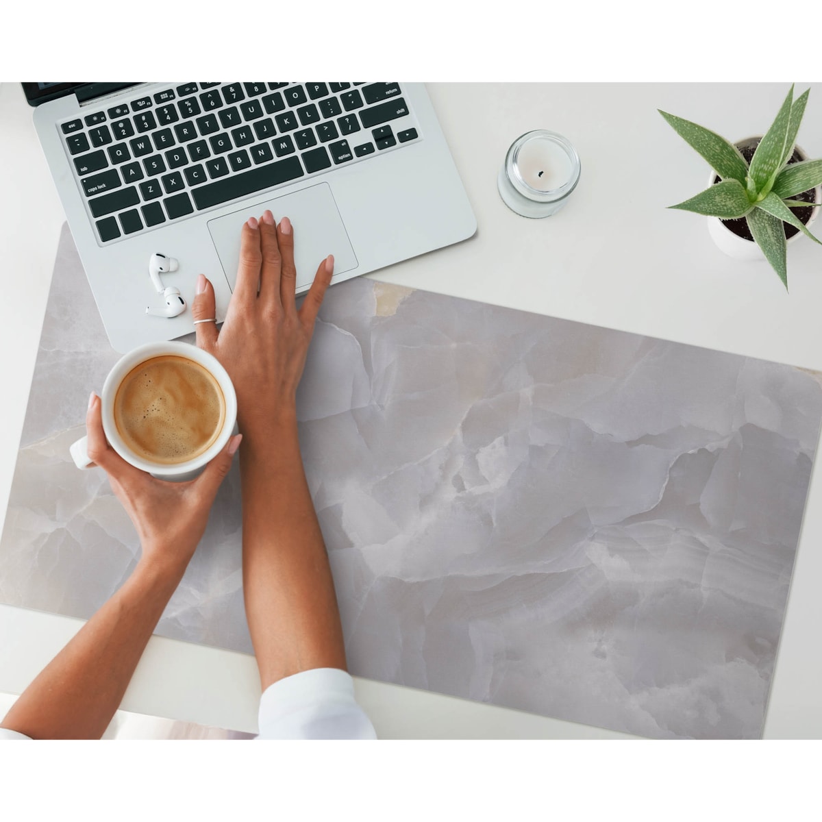 Szara mata na biurko Marmurowe fale, 90x45 cm