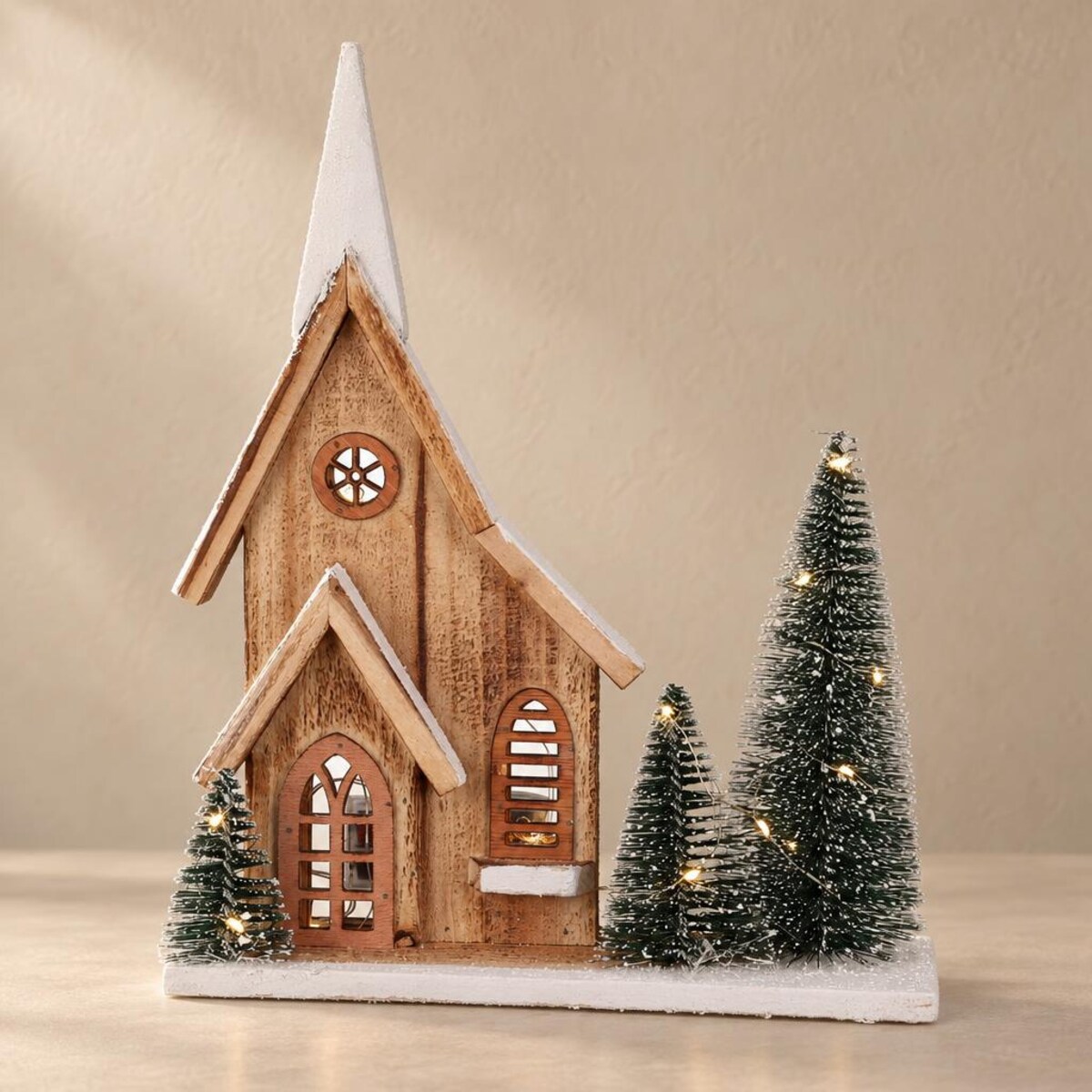 Figurka z drewna jodłowego z LED Dom, 34 cm, na baterie, kolor beżowy