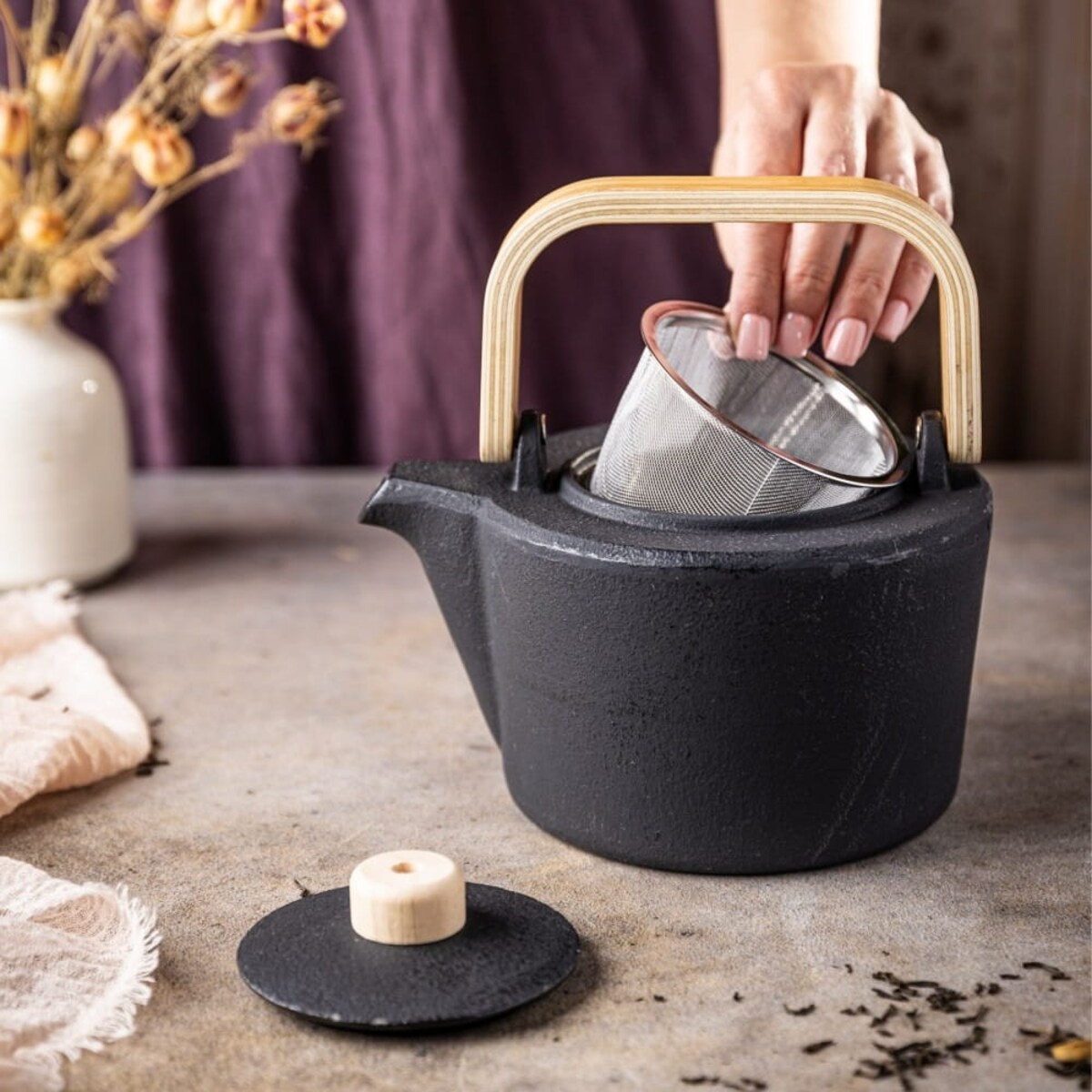 Czajniczek żeliwny Zaparzacz do herbaty z drewnianym uchwytem 1.3L KINGHOFF