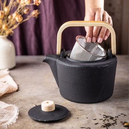 Czajniczek żeliwny Zaparzacz do herbaty z drewnianym uchwytem 1.3L KINGHOFF