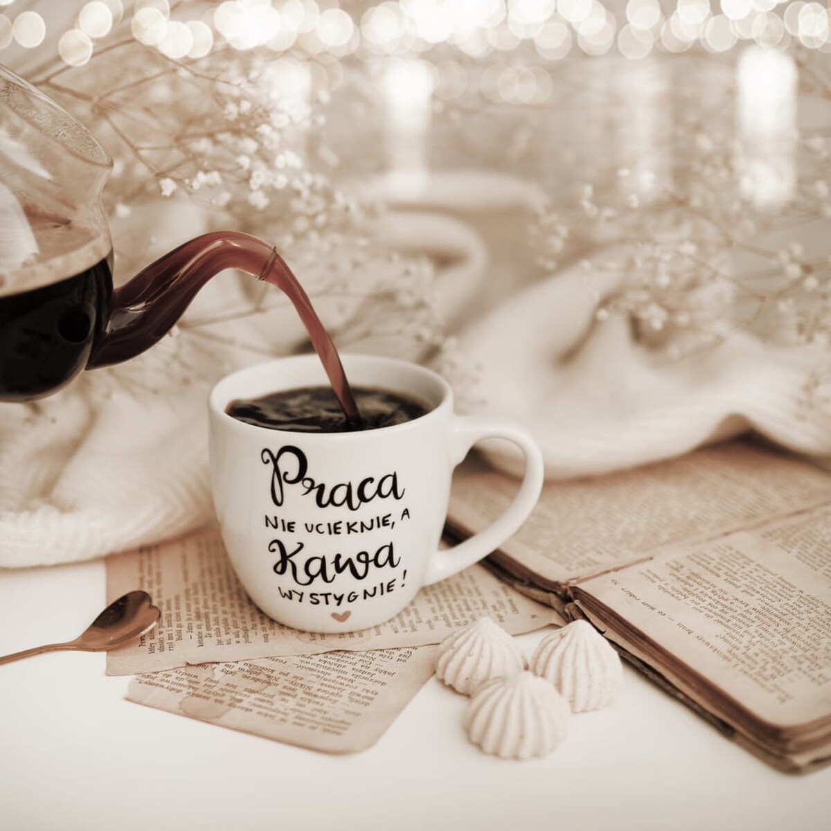 Biały Kubek Porcelanowy 300 ml - Motyw Złotego Serca i Napis Praca Nie Ucieknie Kawa Wystygnie dla Pracoholika na Dzień Pracy