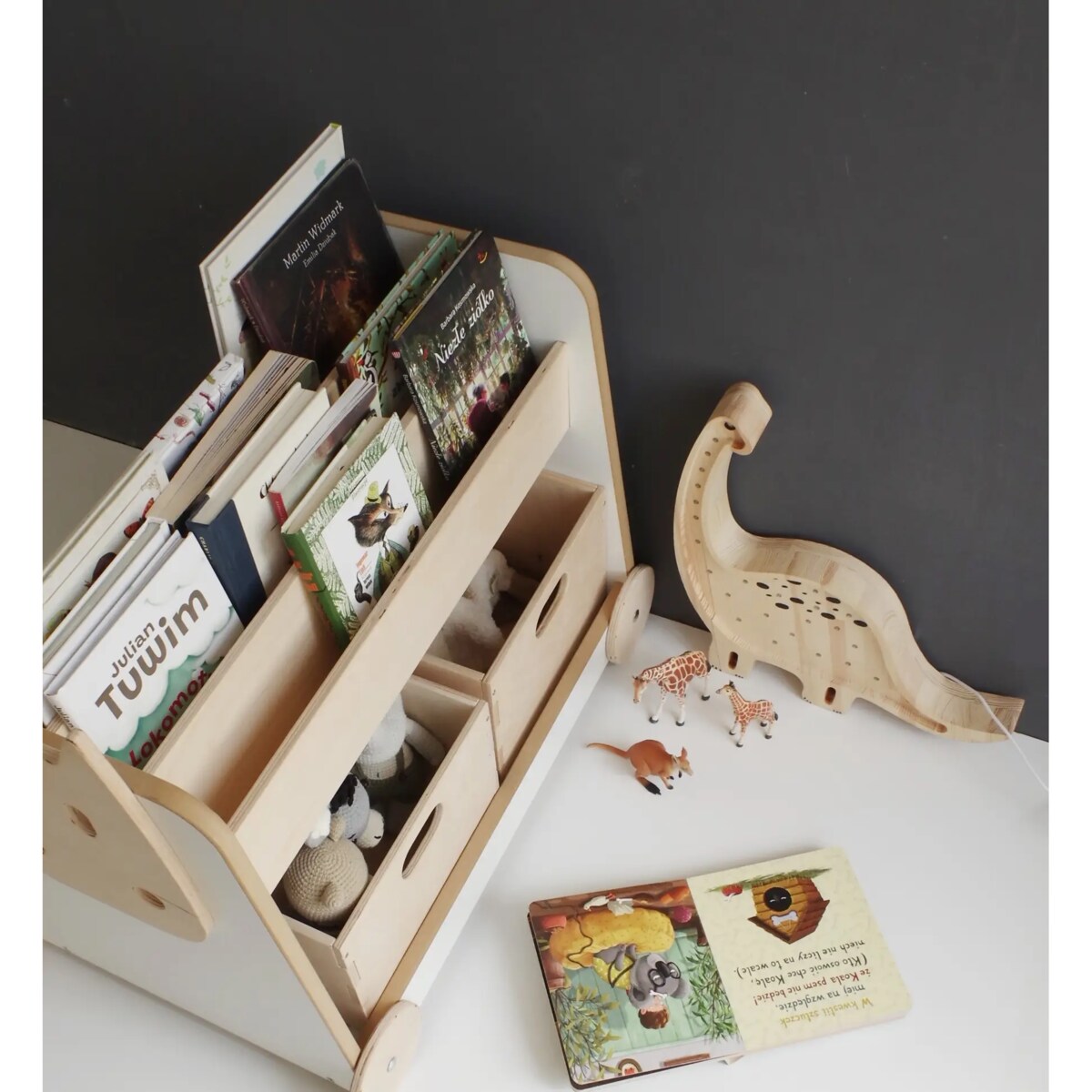 Drewniany regał na kółkach