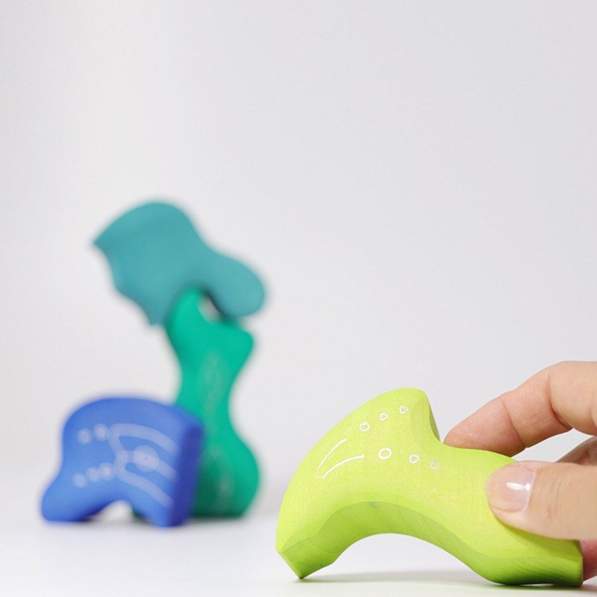 Kształty wodne - drewniane klocki Grimm's niebieskie 1+