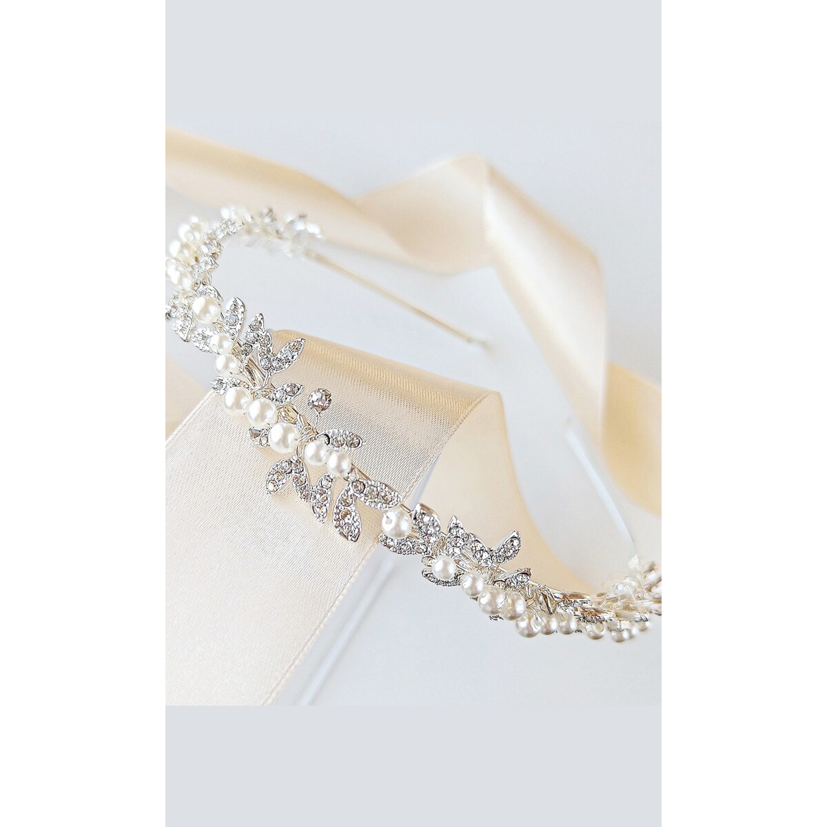 Delikatna opaska srebrna z listkami i perełkami oraz cyrkoniami