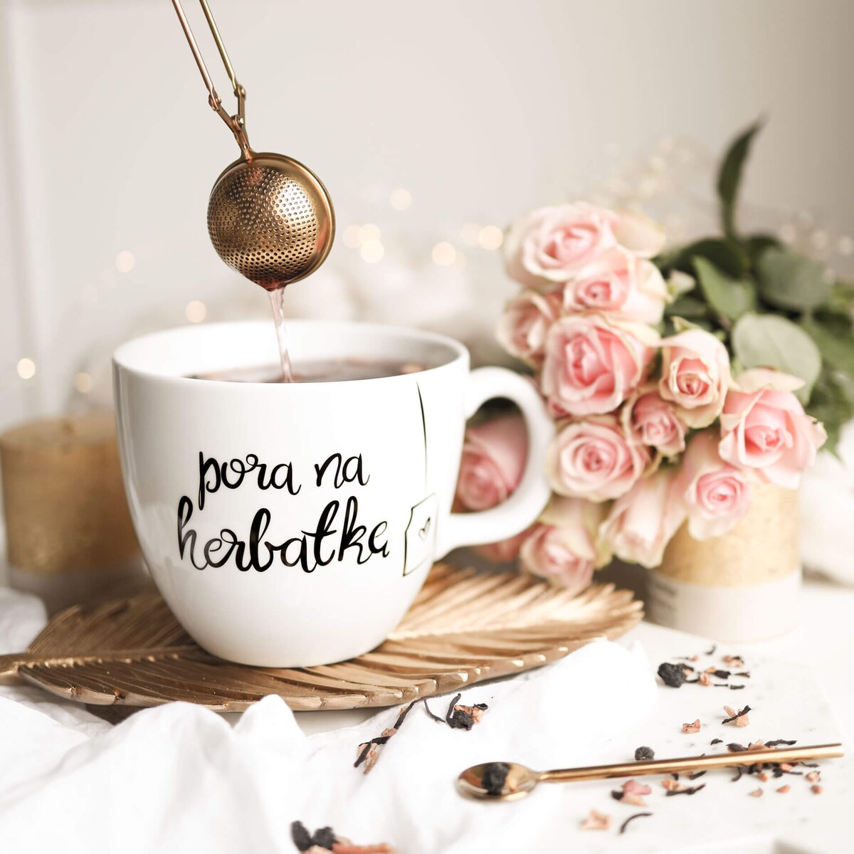 Biały kubek porcelanowy 1 litra - napis pora na herbatkę na urodziny dla miłośników herbaty