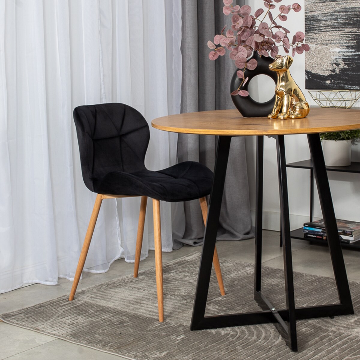 Krzesło tapicerowane czarne welurowe jasne nogi do salonu jadalni