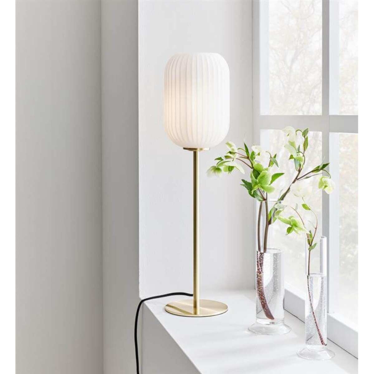 Stylowa lampa stojąca Cava plisowana na komodę mosiądz biała