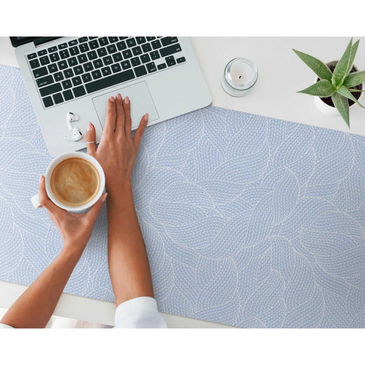 Niebieska mata na biurko Liść w splocie, 120x60 cm