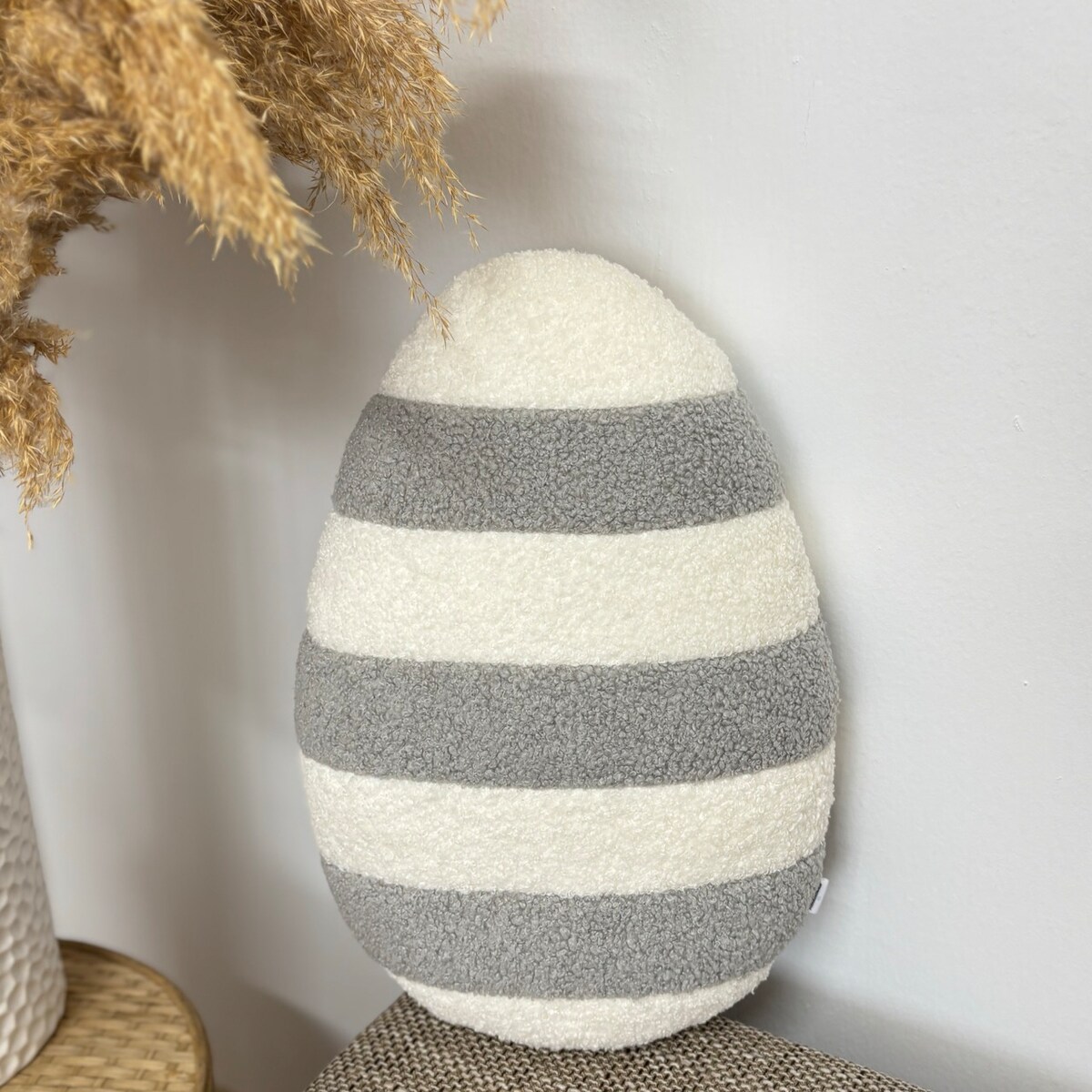 Poduszka jajko pisanka w paski jasny szary ecru